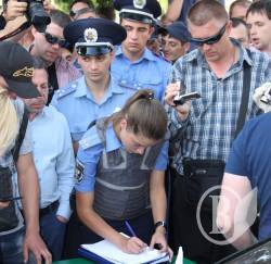 Версія міліції: В машині було 200 тисяч, зброя, 2 киянина, одесит і чернігівець Версія міліції: В машині було 200 тисяч, зброя, 2 киянина, одесит і чернігівець